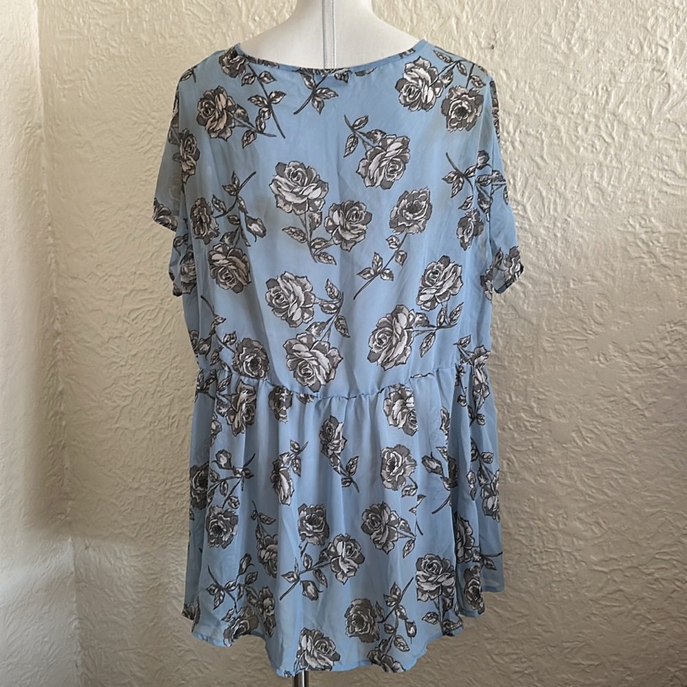 Torrid Blue Gray Roses Blouse 1X - Picture 4 of 7